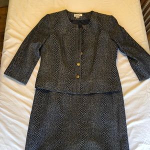 Skirt suit